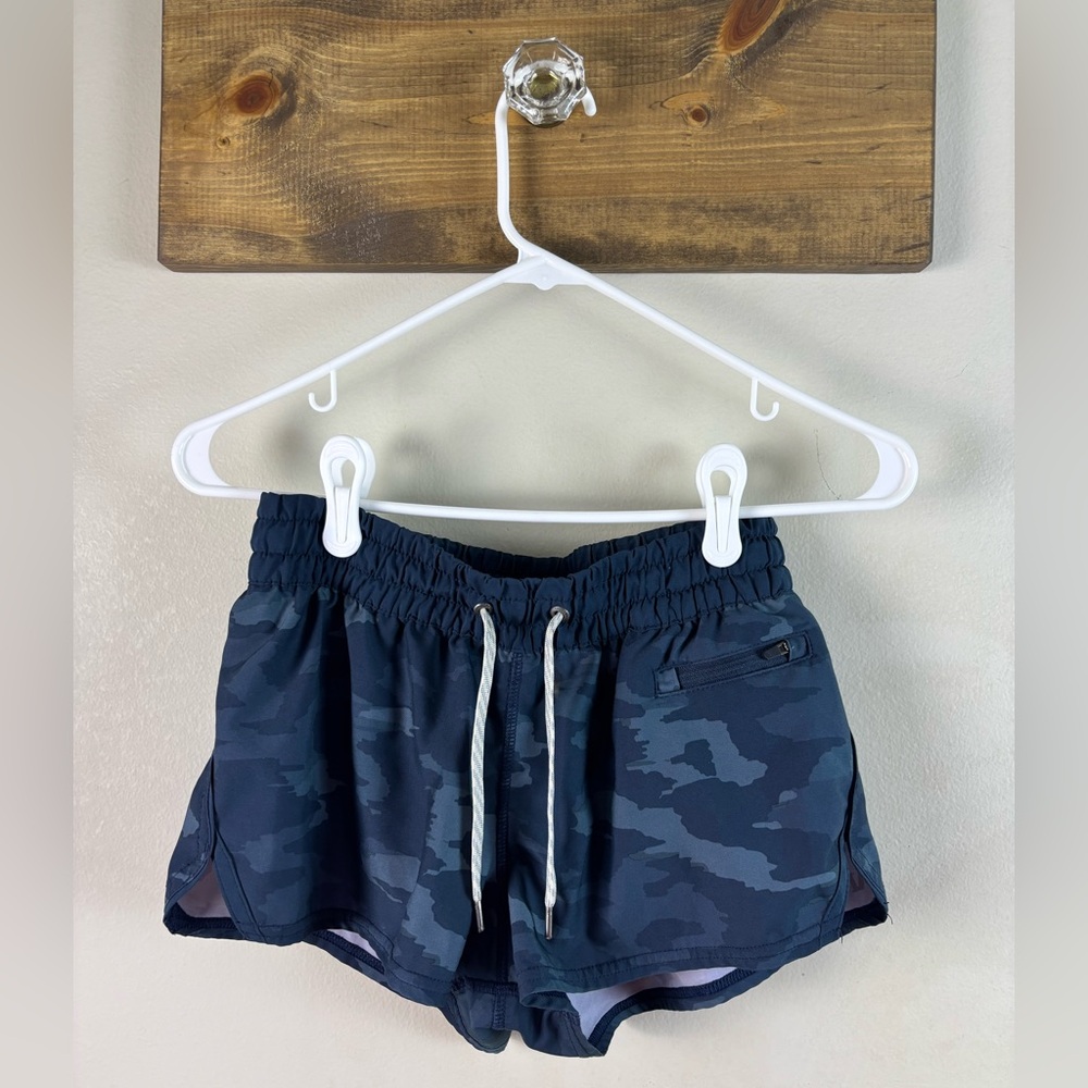 Vuori Clementine Short Performance Shorts in Black Watercolor Camo (lined) XS